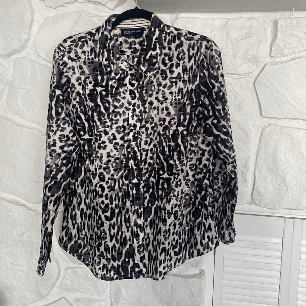 Jones New York Signature long sleeve black white shirt, button front & cuffs